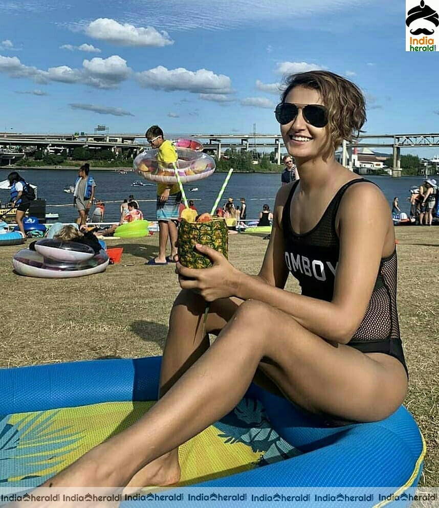 Shakti Mohan Hot Sizzling Photos