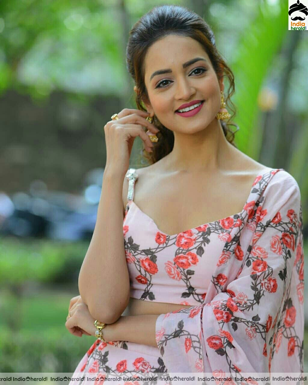 Shanvi Srivastava hot waist revealing photos