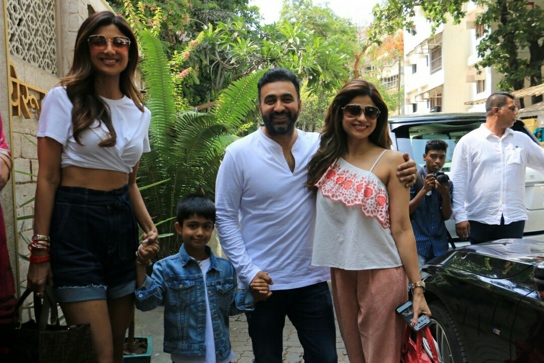 Shilpa Shetty And Shamita Shetty At Juhu