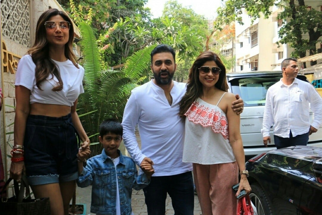 Shilpa Shetty And Shamita Shetty At Juhu