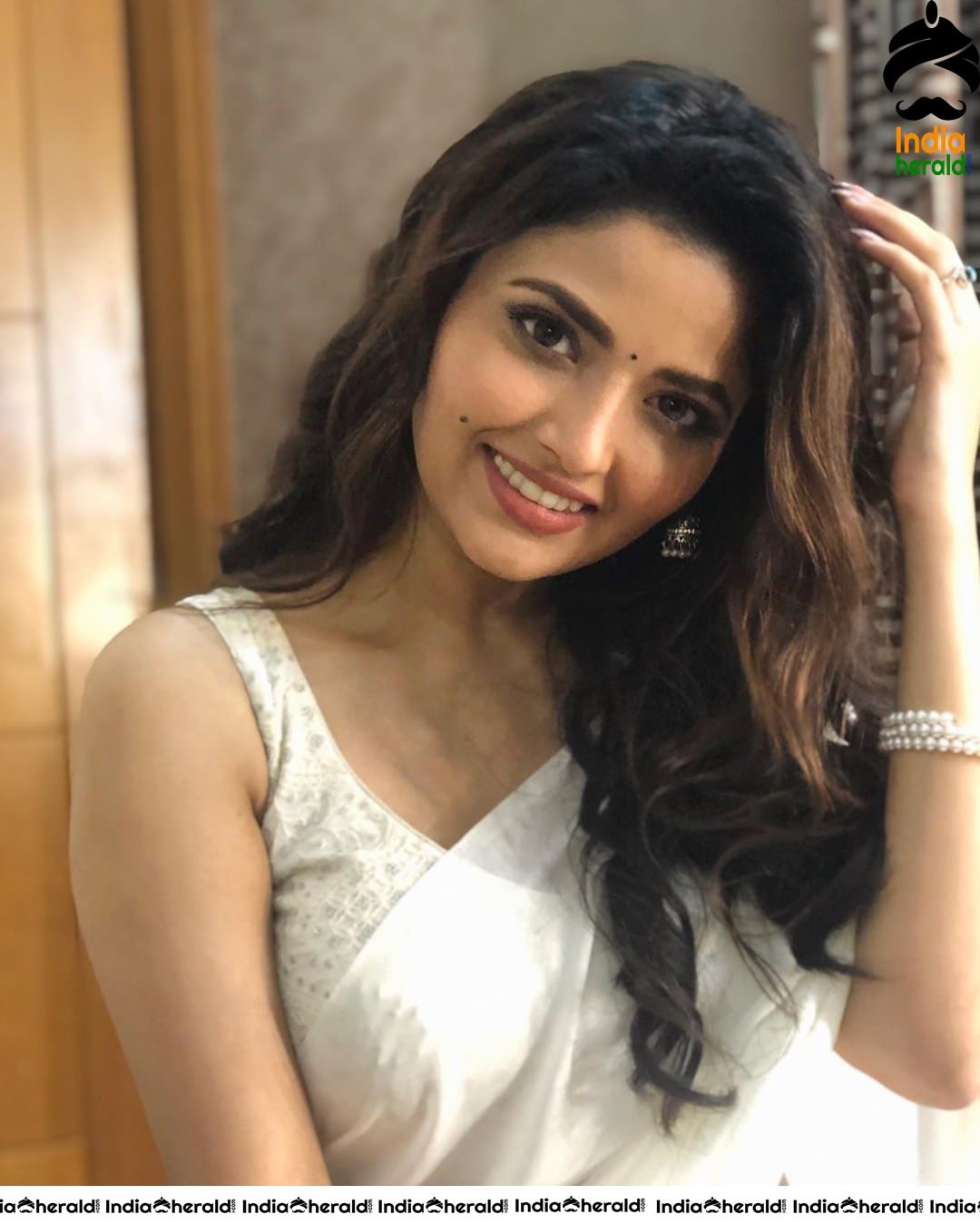Shirin Kanchwala Latest Hot Photos in Sleeveless Blouse and White Saree