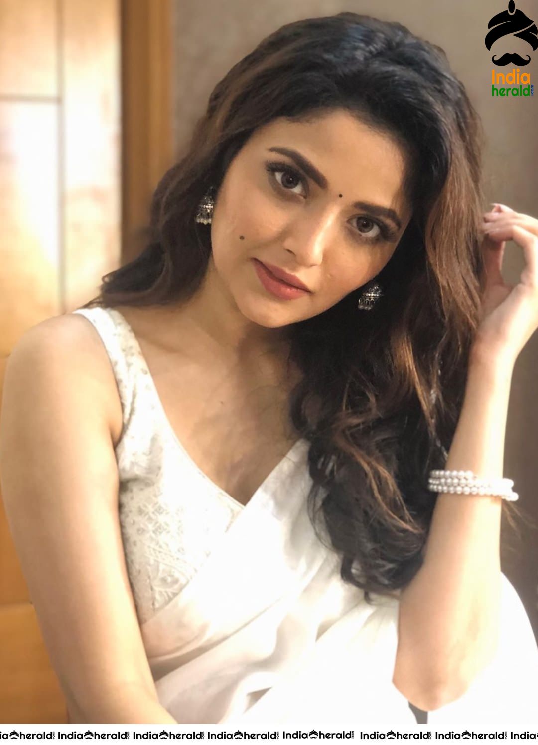 Shirin Kanchwala Latest Hot Photos in Sleeveless Blouse and White Saree