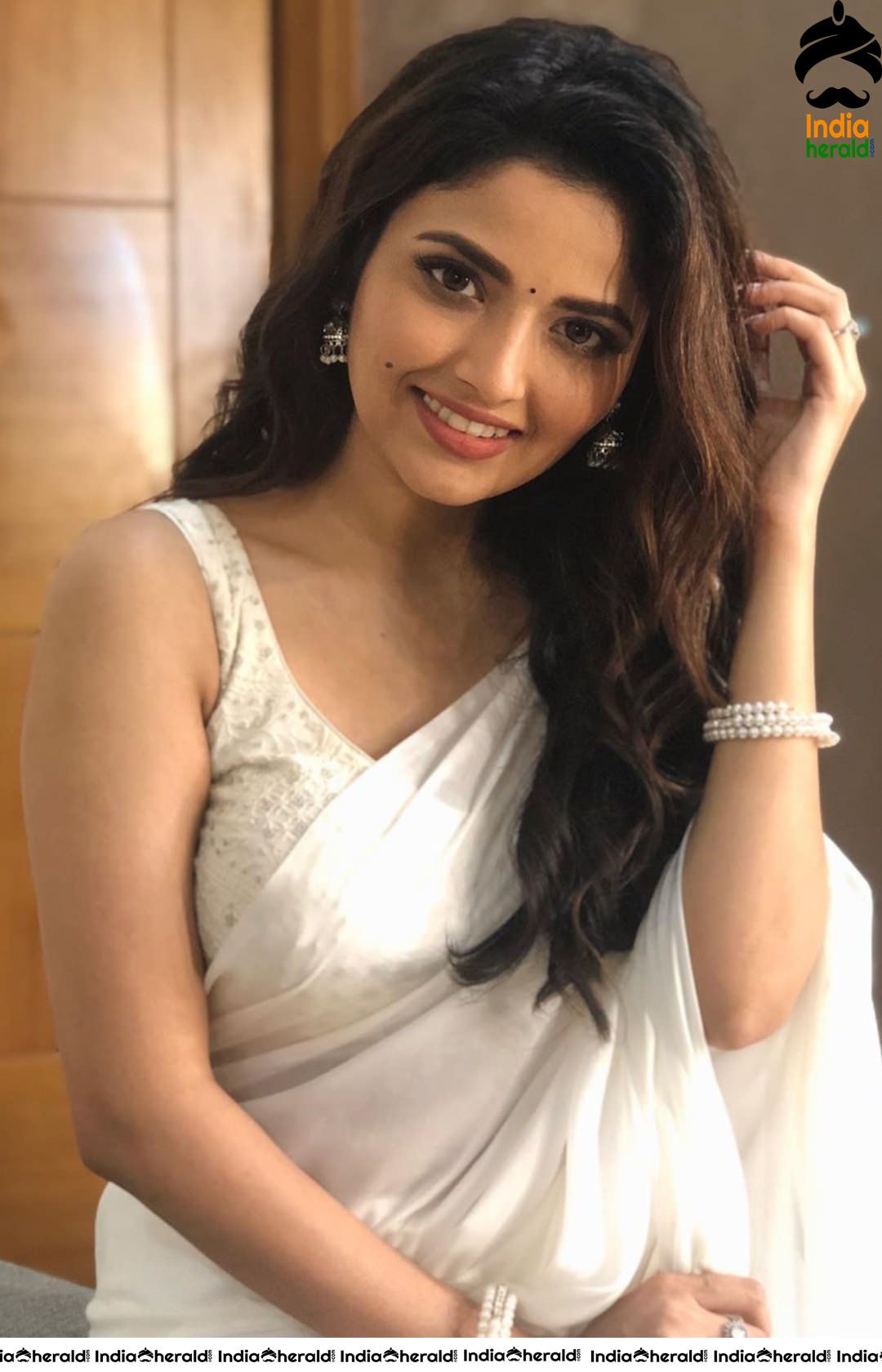 Shirin Kanchwala Latest Hot Photos in Sleeveless Blouse and White Saree