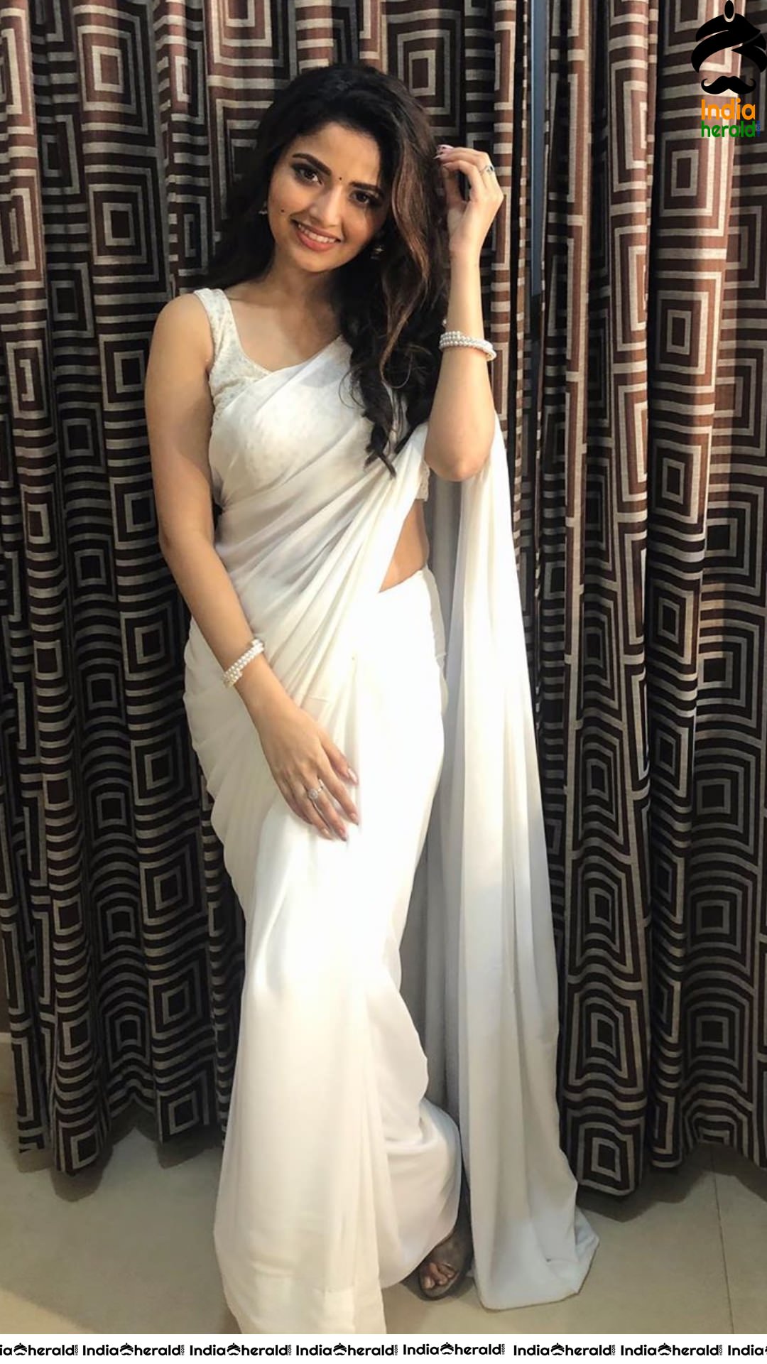 Shirin Kanchwala Latest Hot Photos in Sleeveless Blouse and White Saree