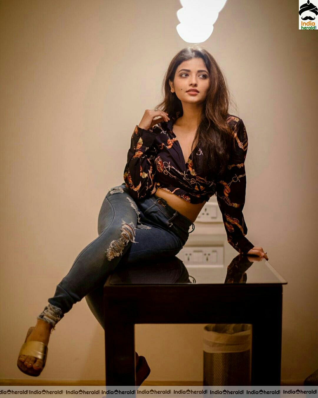 Shirin Kanchwala shows her Sexy Waist Iine in Black dress