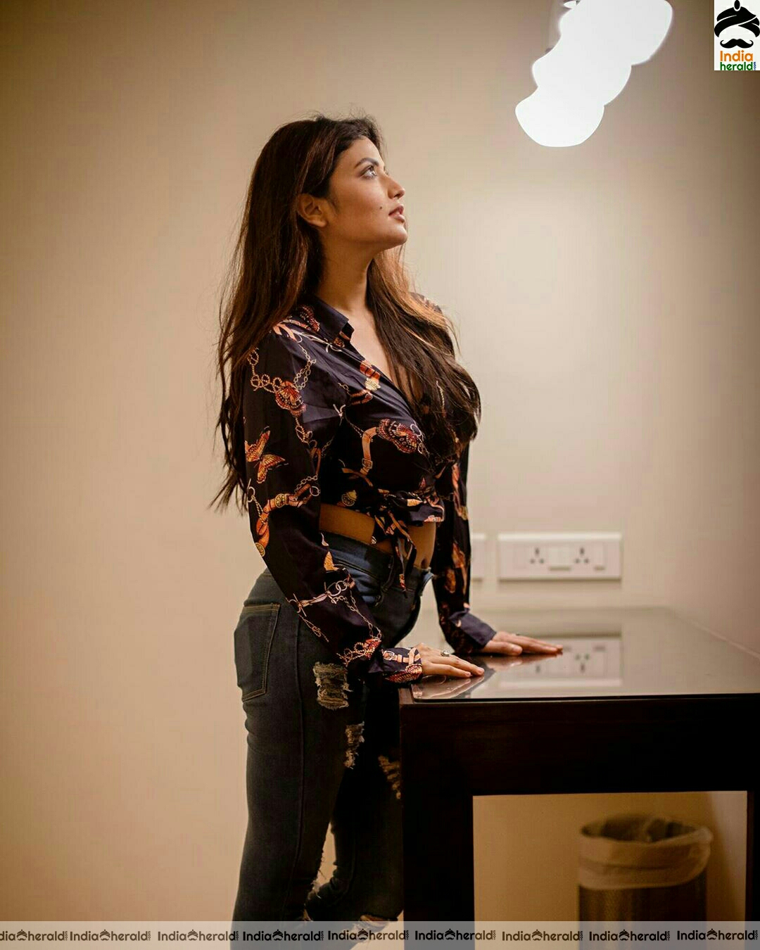 Shirin Kanchwala shows her Sexy Waist Iine in Black dress