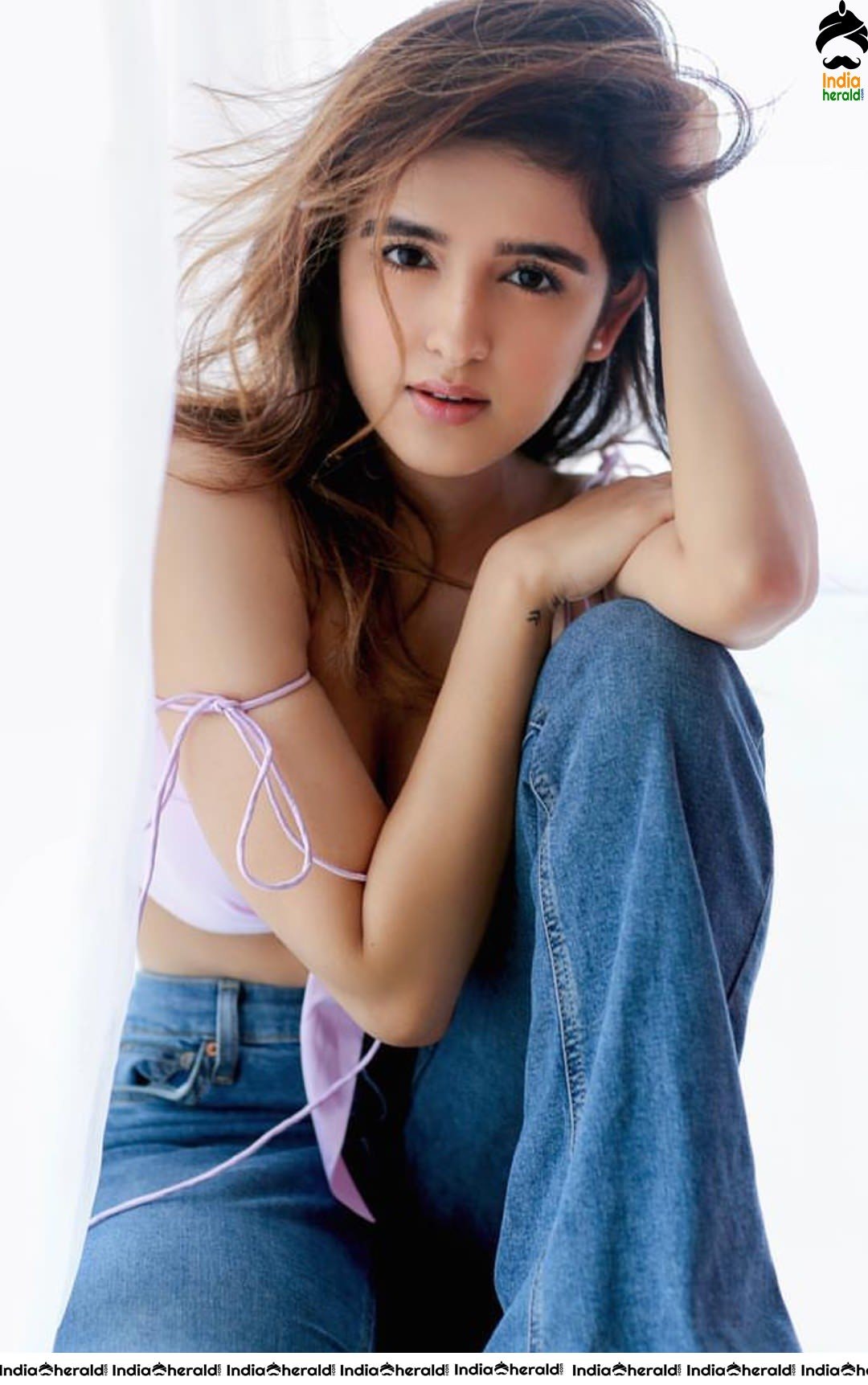 Shirley Setia Sizzling Hot Cleavage and Waist revealing Photos