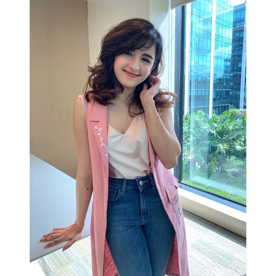 Shirleysetia Very Preety Wearing Sleeveless Top And Blue Geans