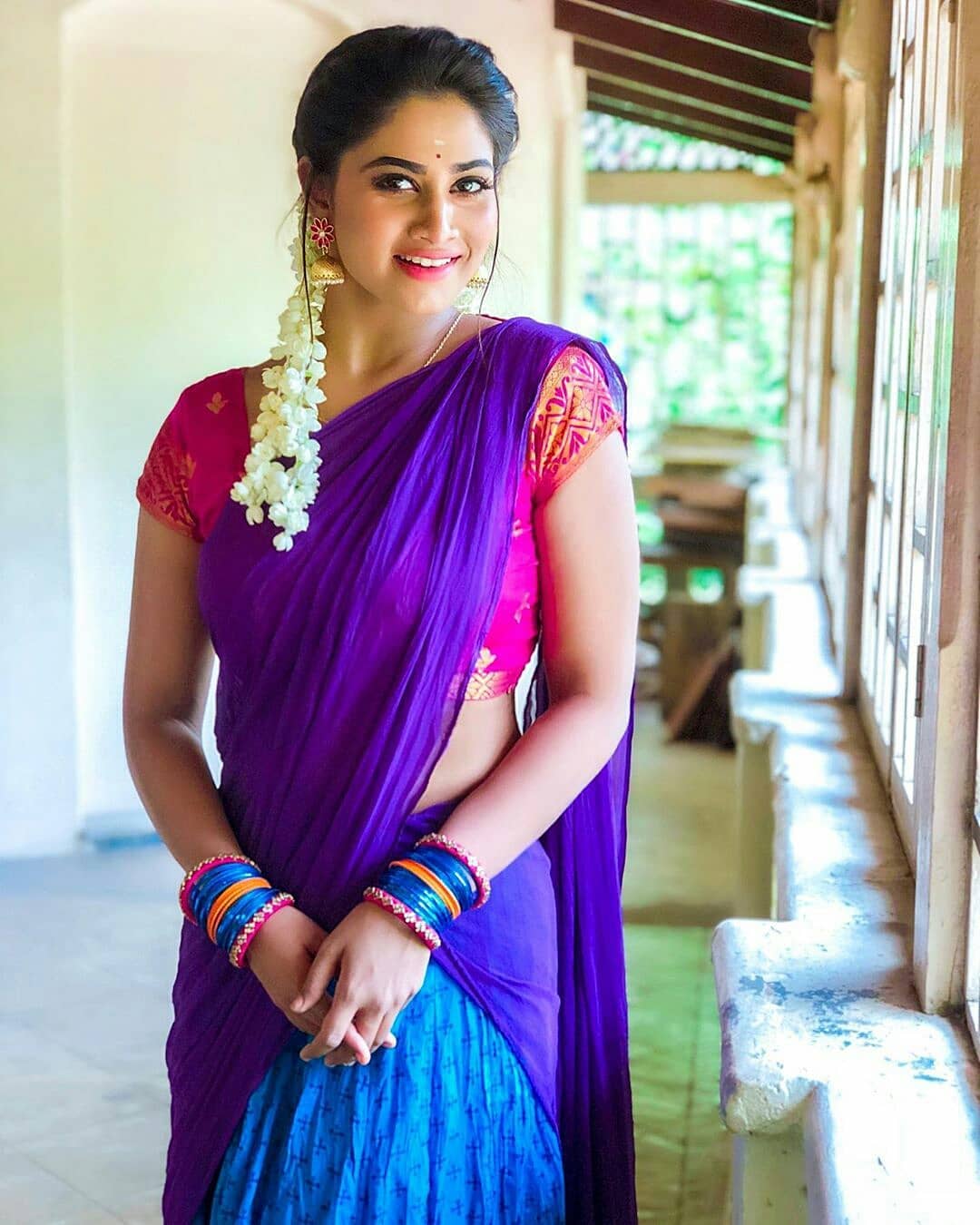 Shivani Narayanan Looks Hot In Sleeveless Blouse And Saree