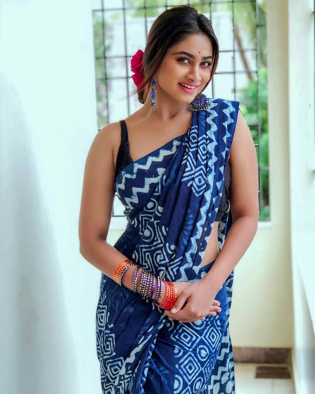 Shivani Narayanan Looks Hot In Sleeveless Blouse And Saree