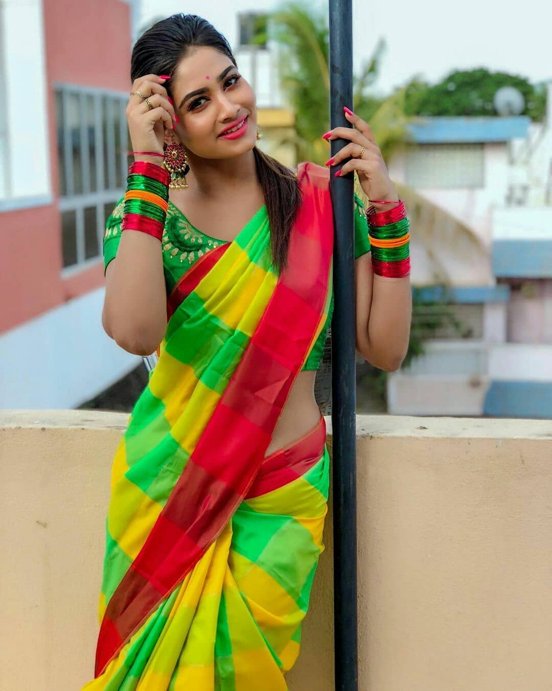 Shivani Narayanan Looks Hot In Sleeveless Blouse And Saree