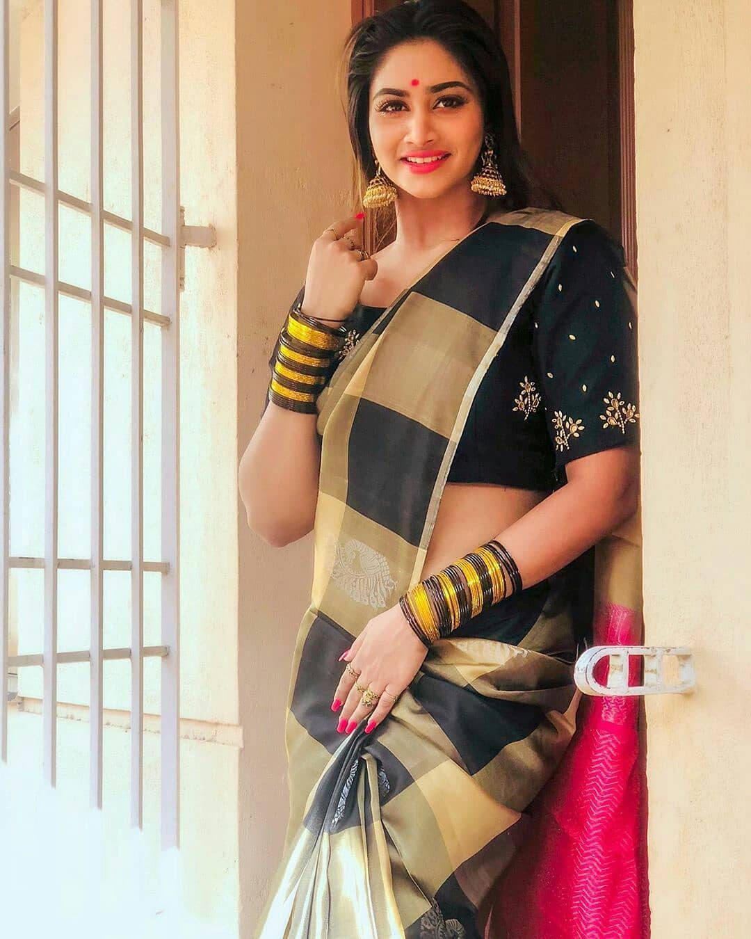 Shivani Narayanan Looks Hot In Sleeveless Blouse And Saree