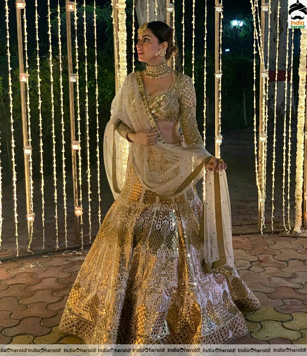 Shraddha Arya Shows Her Sexy Waistline In Golden Attire