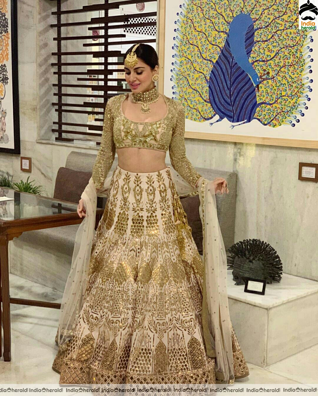 Shraddha Arya Shows Her Sexy Waistline In Golden Attire