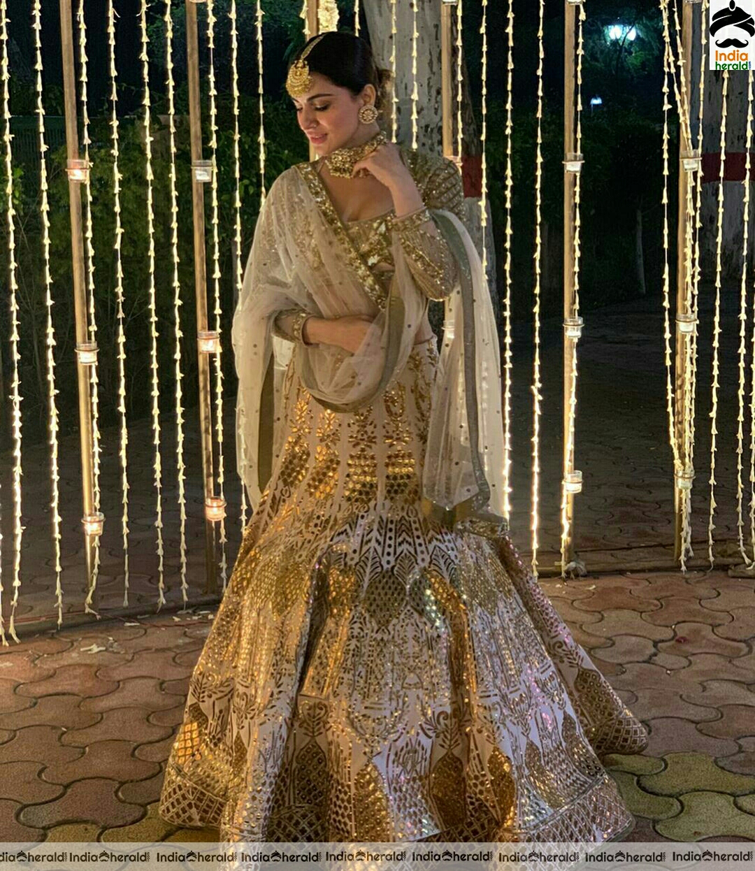 Shraddha Arya Shows Her Sexy Waistline In Golden Attire
