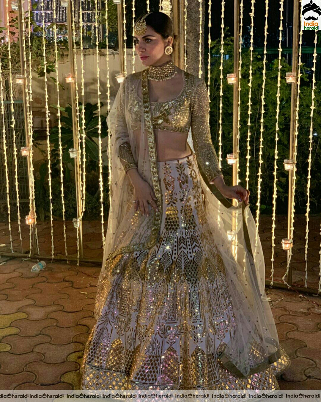 Shraddha Arya Shows Her Sexy Waistline In Golden Attire