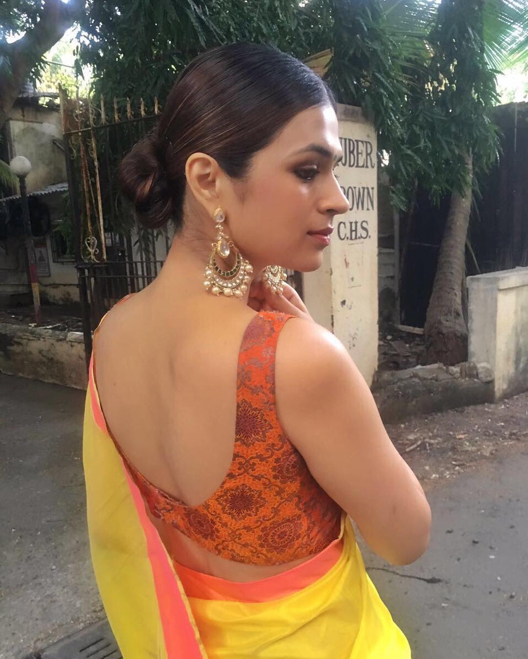 Shraddha Das Exposes Her Curves In Saree