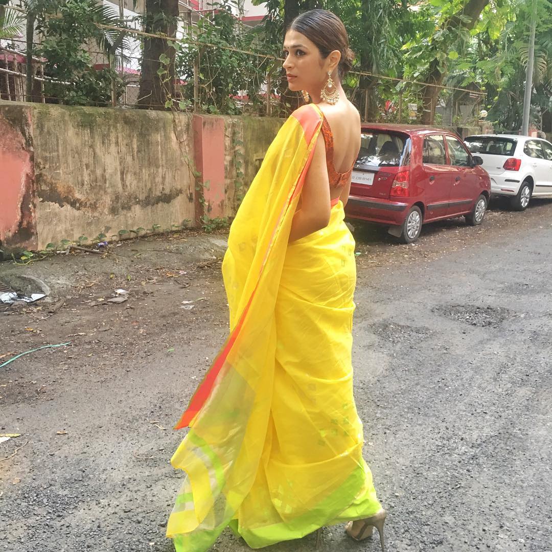 Shraddha Das Exposes Her Curves In Saree