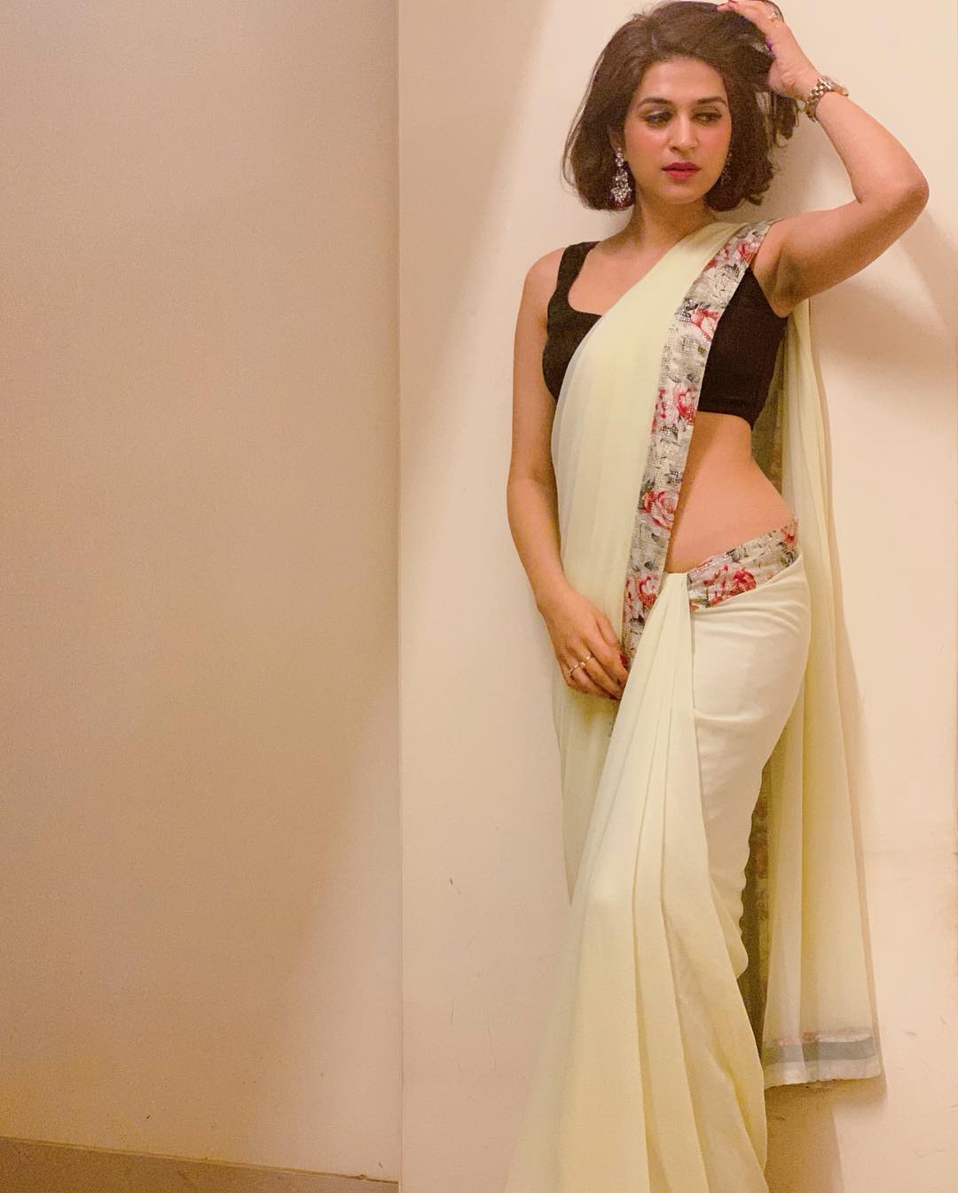 Shraddha Das Exposes Her Curves In Saree