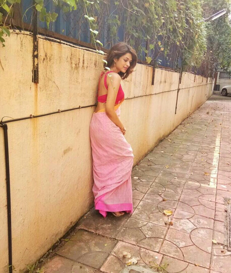 Shraddha Das Showing Her Hot Curves Saree Photoshoot