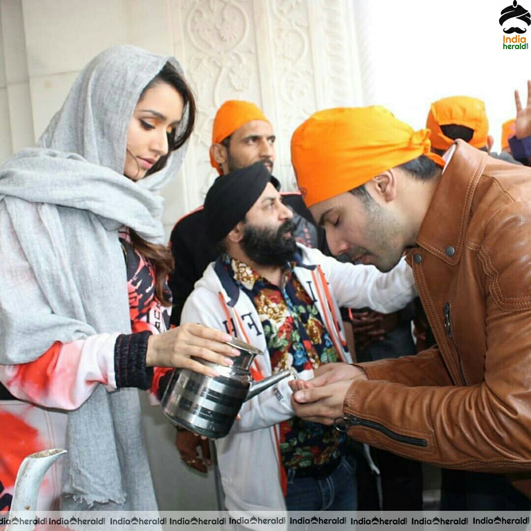 Shraddha Kapoor and Varun Dhawan Seek Blessing At A Gurdwara