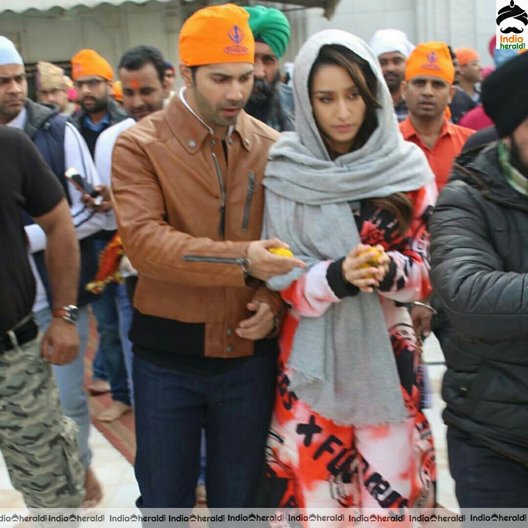 Shraddha Kapoor and Varun Dhawan Seek Blessing At A Gurdwara