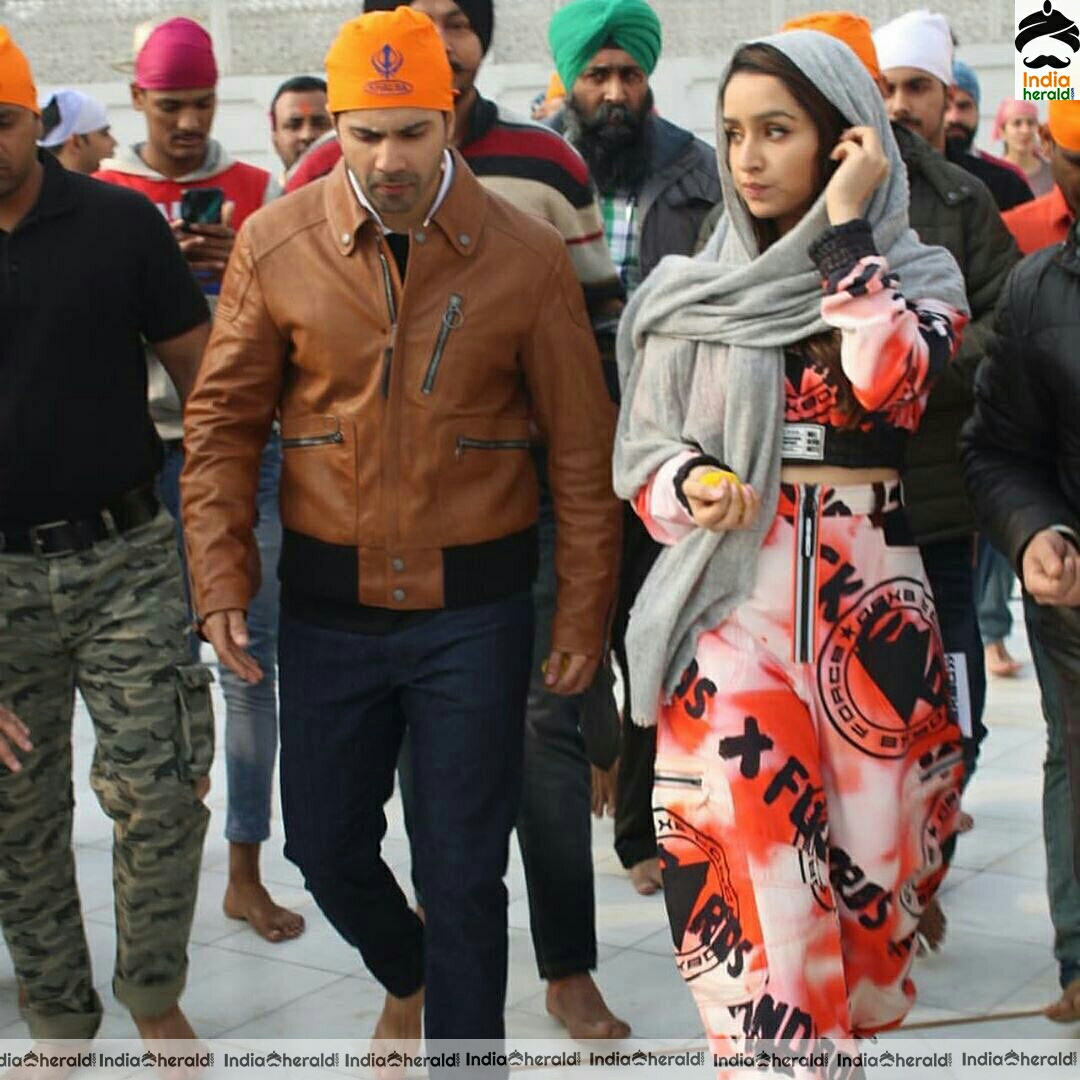 Shraddha Kapoor and Varun Dhawan Seek Blessing At A Gurdwara