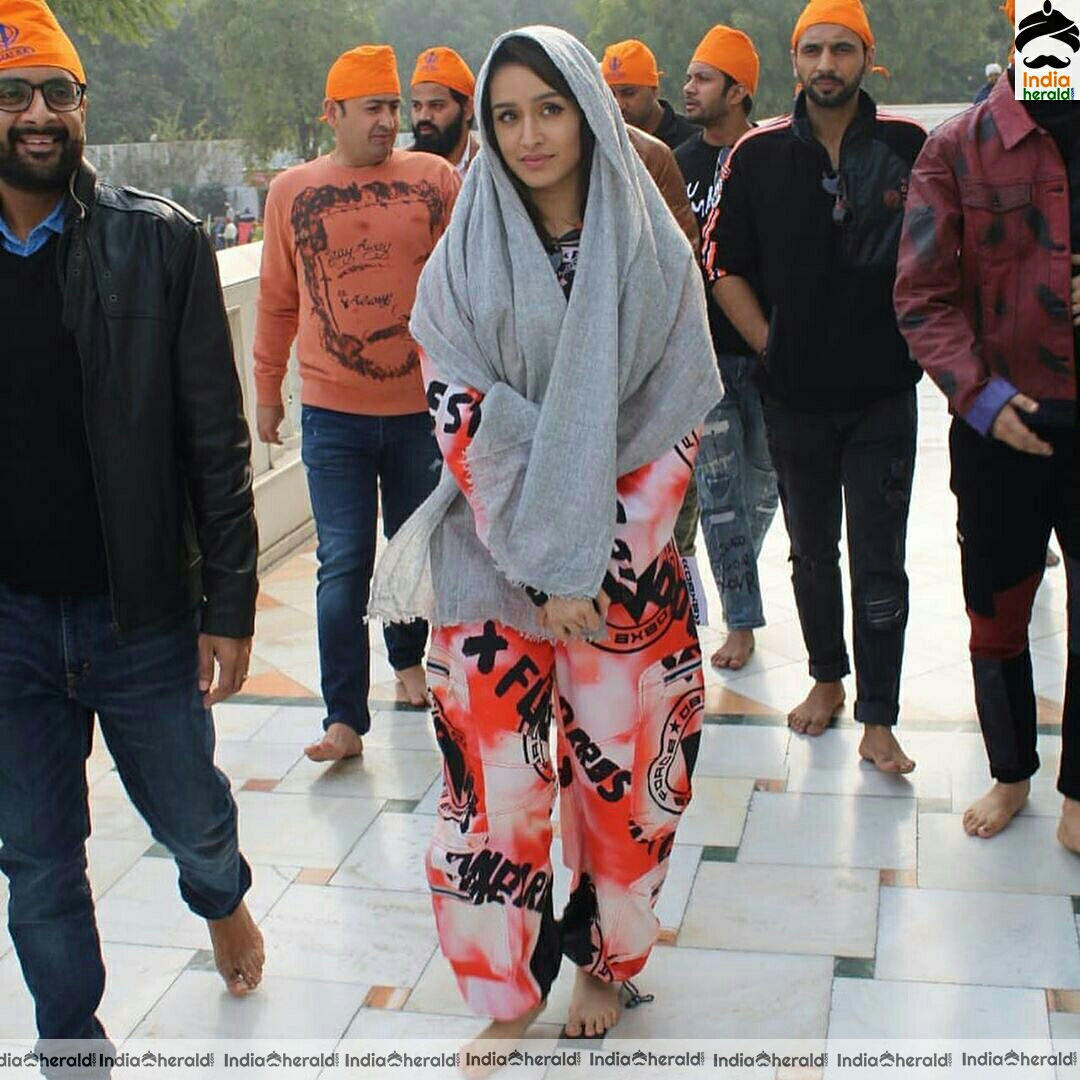 Shraddha Kapoor and Varun Dhawan Seek Blessing At A Gurdwara