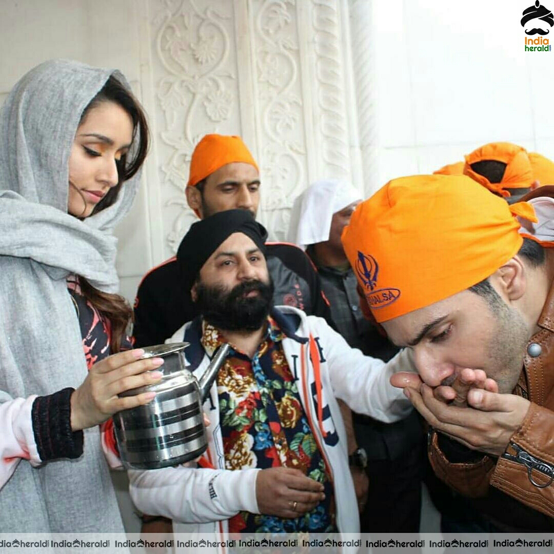 Shraddha Kapoor and Varun Dhawan Seek Blessing At A Gurdwara