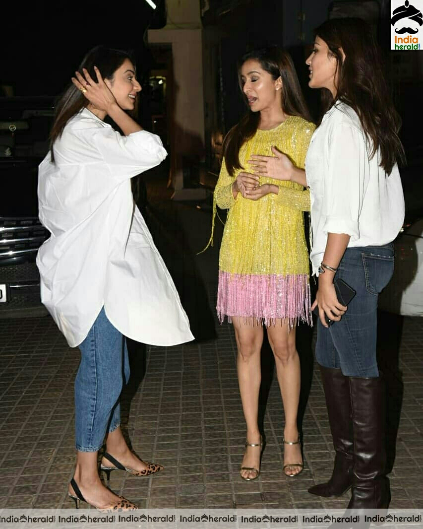 Shraddha Kapoor Has Chit Chat With Rakul Preet And her Friends