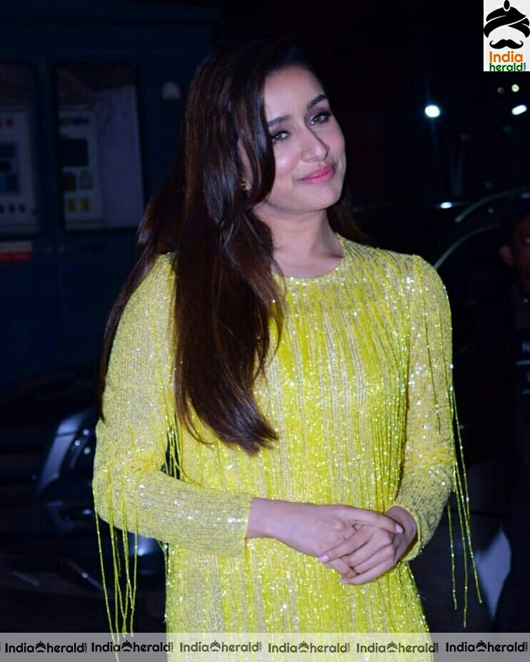 Shraddha Kapoor Has Chit Chat With Rakul Preet And her Friends