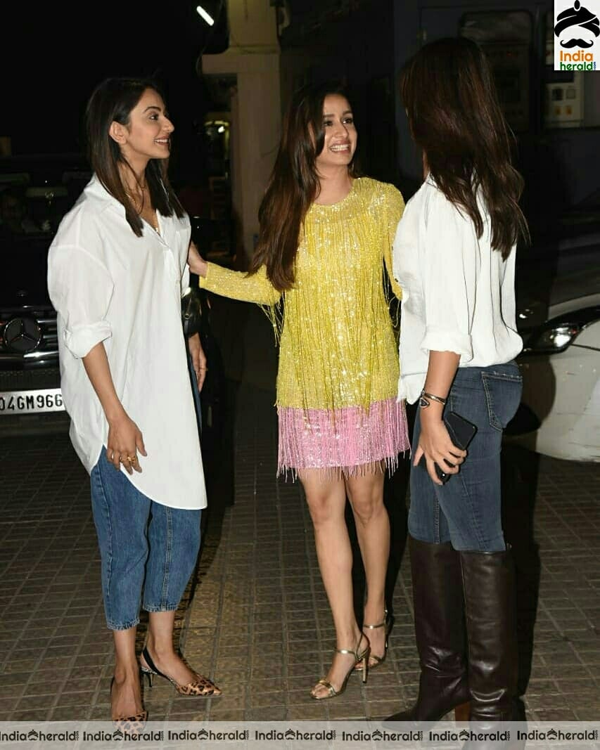 Shraddha Kapoor Has Chit Chat With Rakul Preet And her Friends