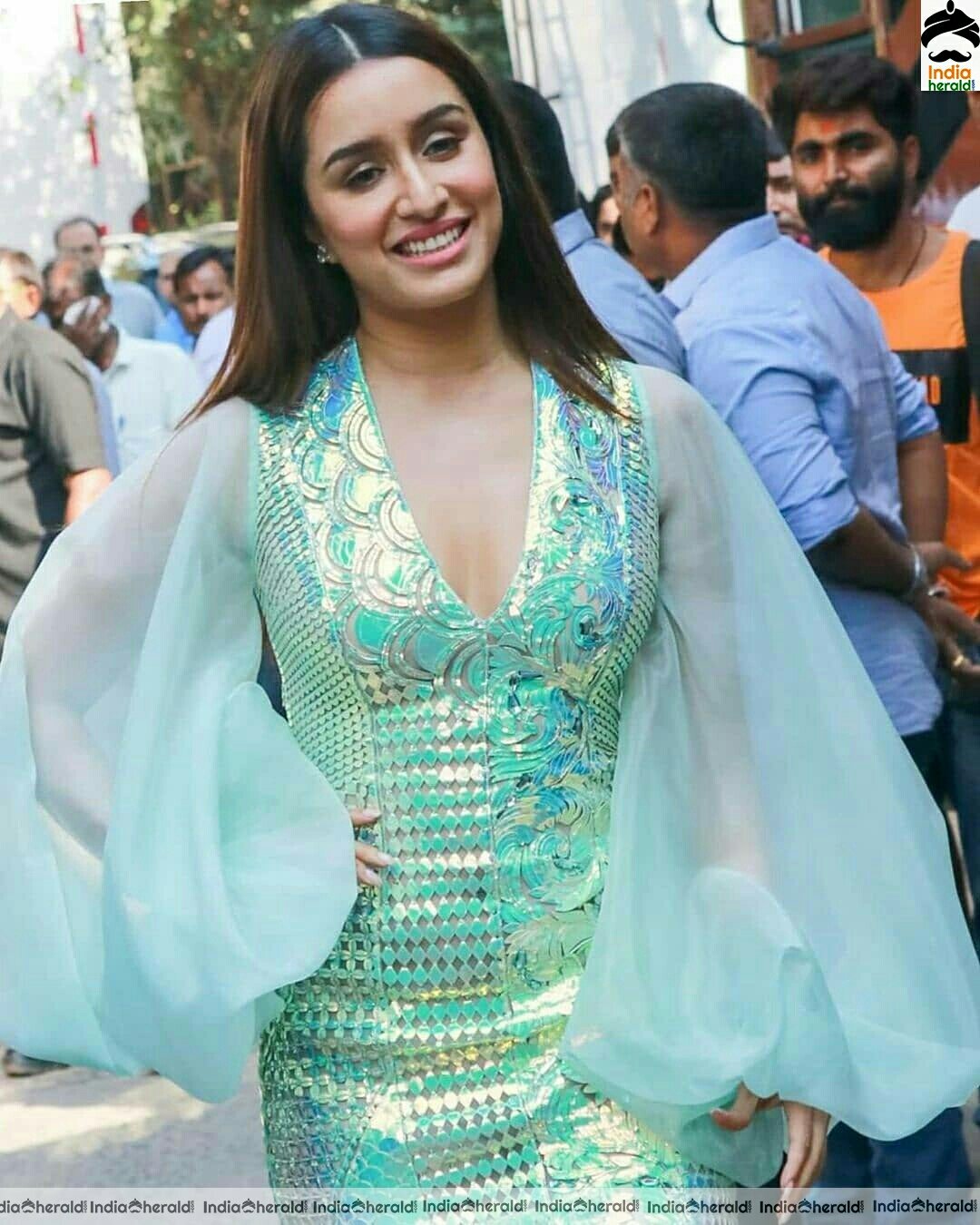 Shraddha Kapoor looking cute as she is caught by paparazzi