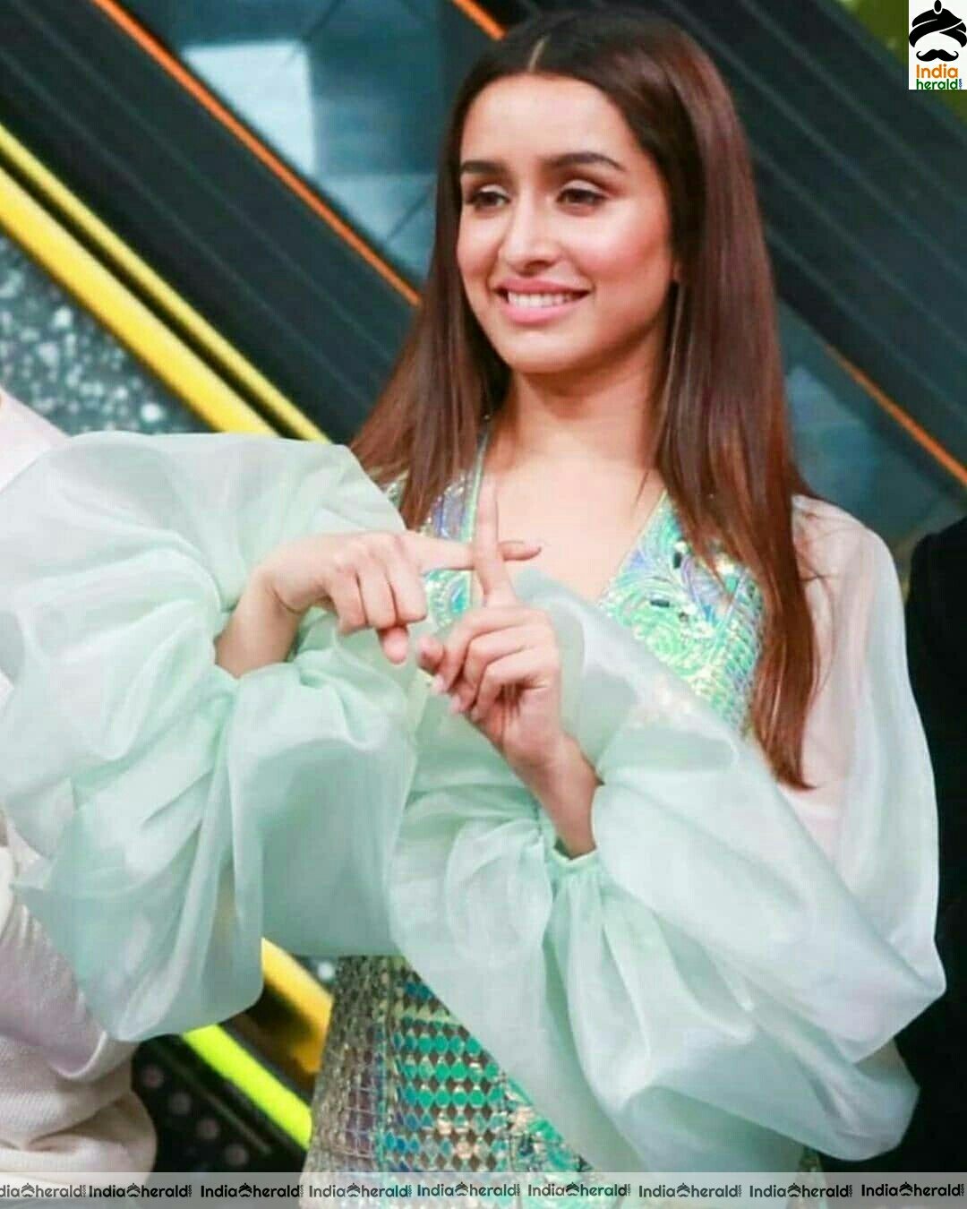 Shraddha Kapoor looking cute as she is caught by paparazzi