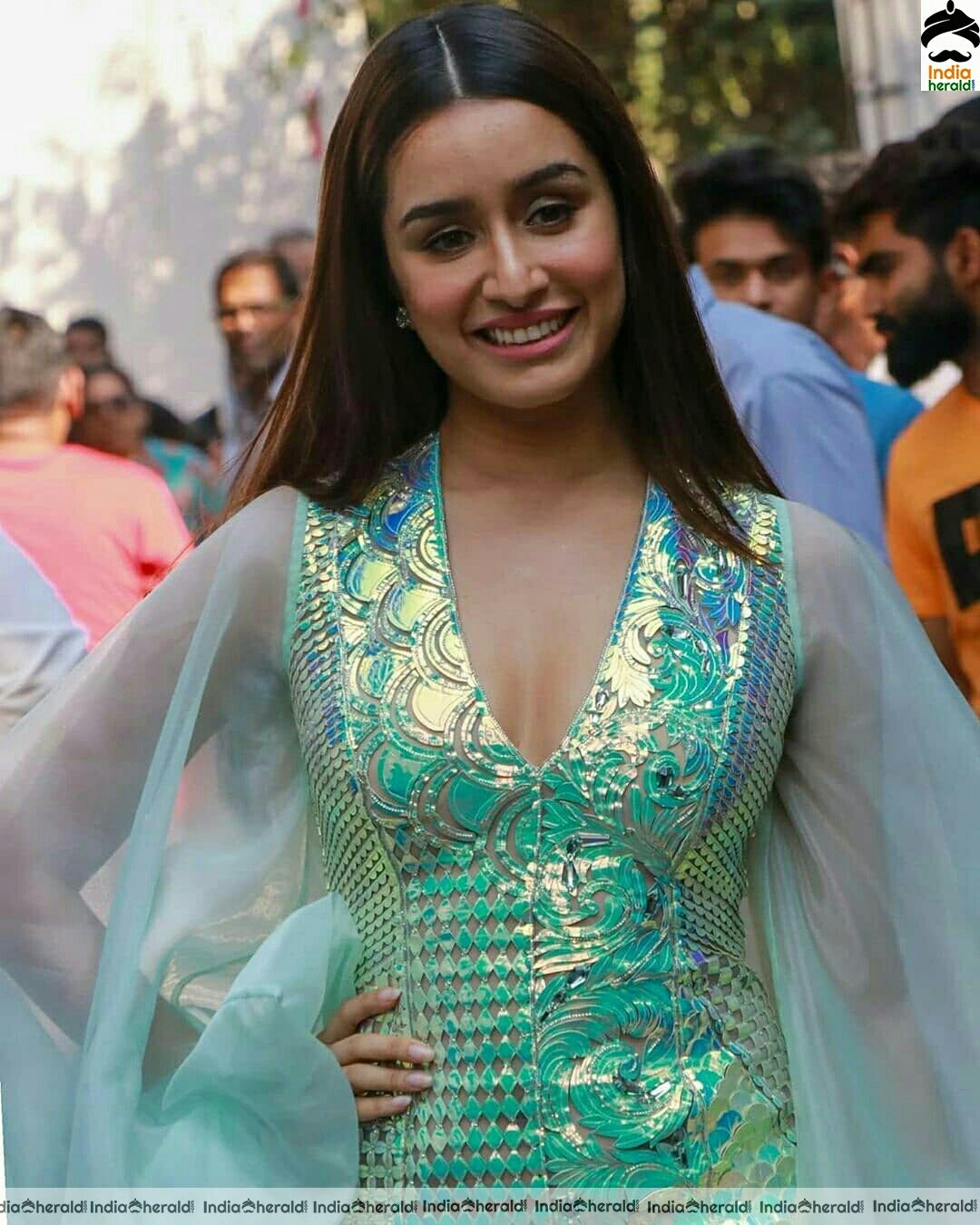 Shraddha Kapoor looking cute as she is caught by paparazzi