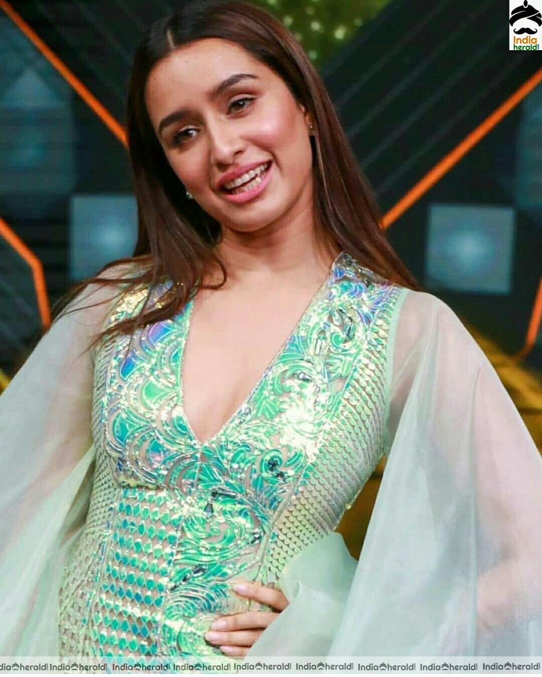 Shraddha Kapoor oozes hotness in Blue tight and hot costume