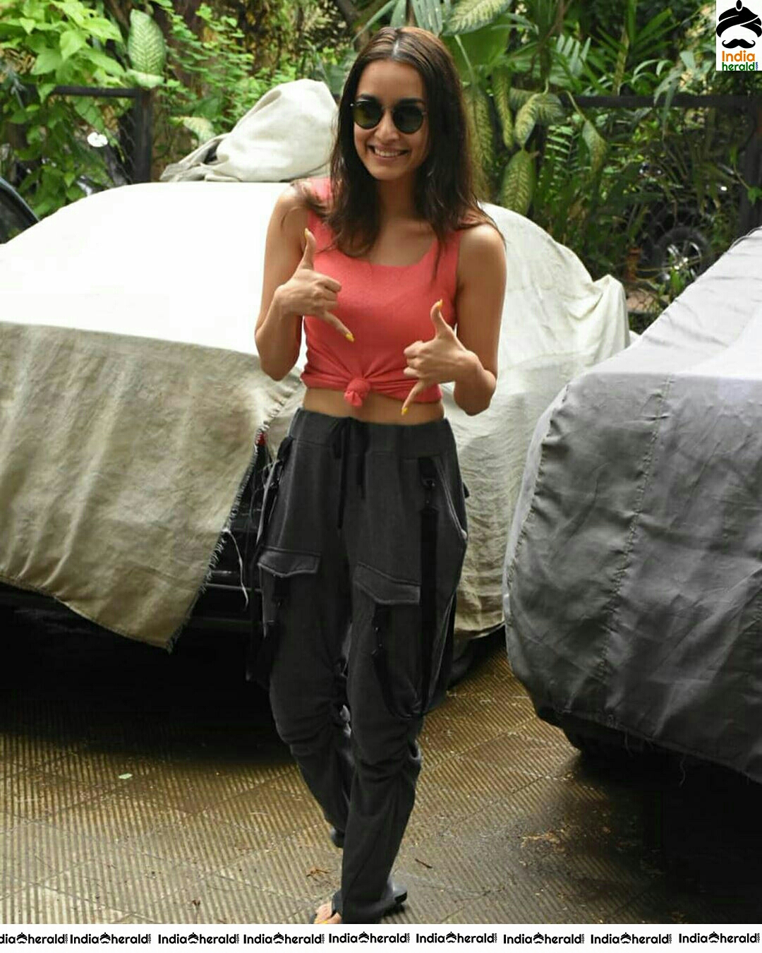 Shraddha Kapoor Shows Her Sexy Waistline And Spotted At Juhu