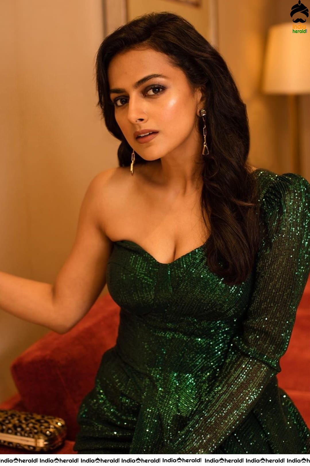 Shraddha Srinath Hot Cleavage Exposing Photos after award show event