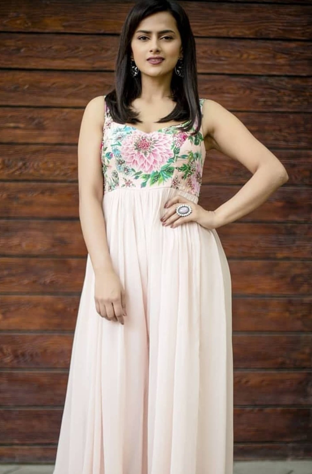 Shraddha Srinath Latest Hot Cleavage Exposing Photos