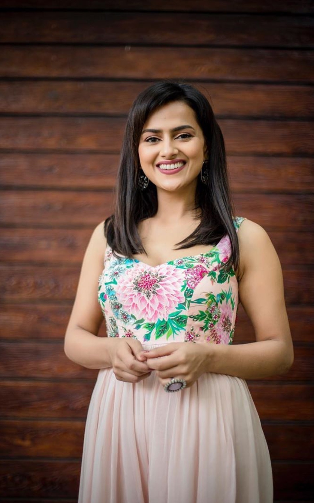 Shraddha Srinath Latest Hot Cleavage Exposing Photos