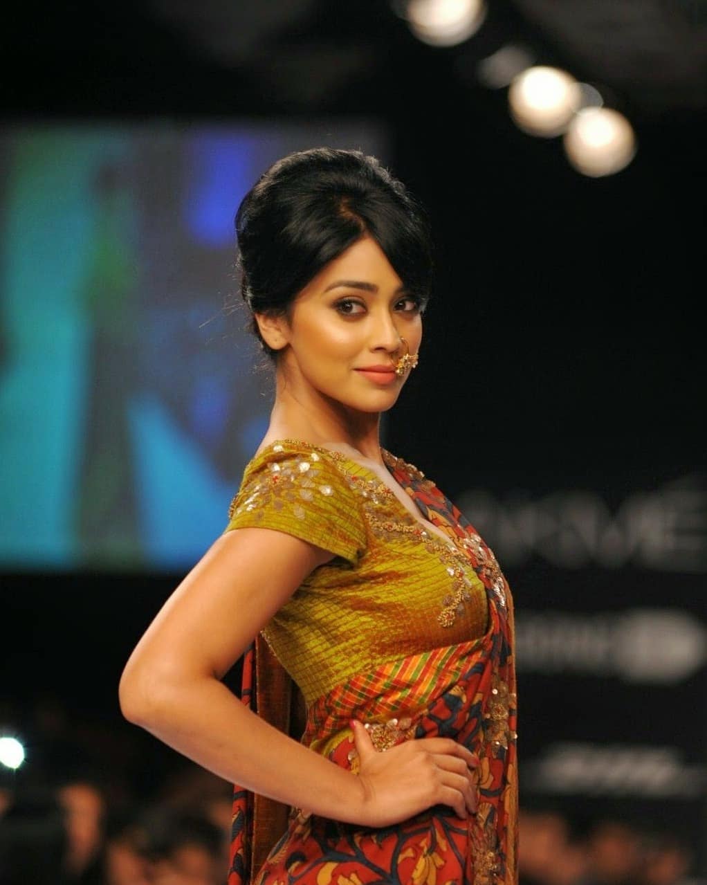 Shriya Saran Looks Super Sexy On The Ramp Wearing A Revealing Saree