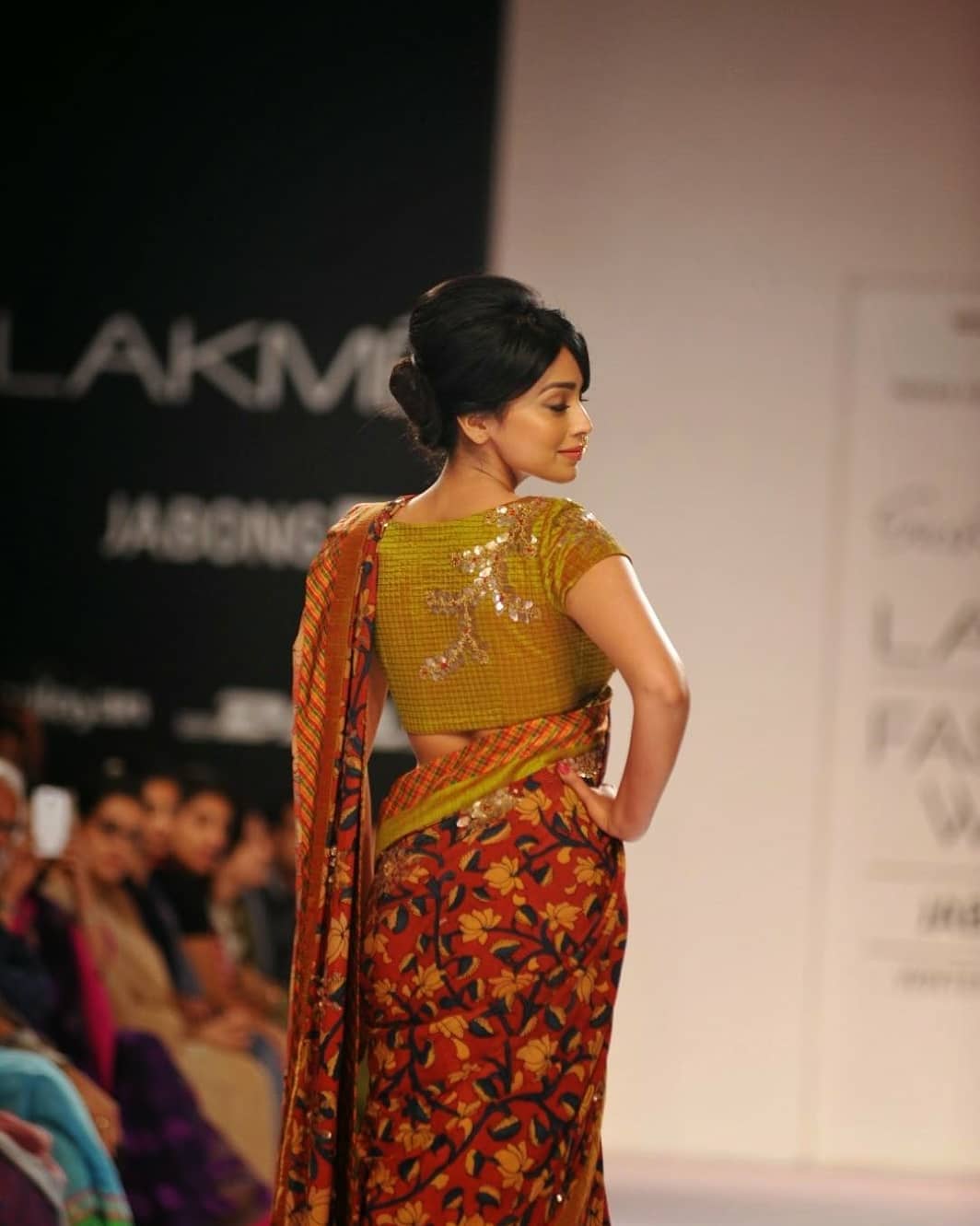 Shriya Saran Looks Super Sexy On The Ramp Wearing A Revealing Saree