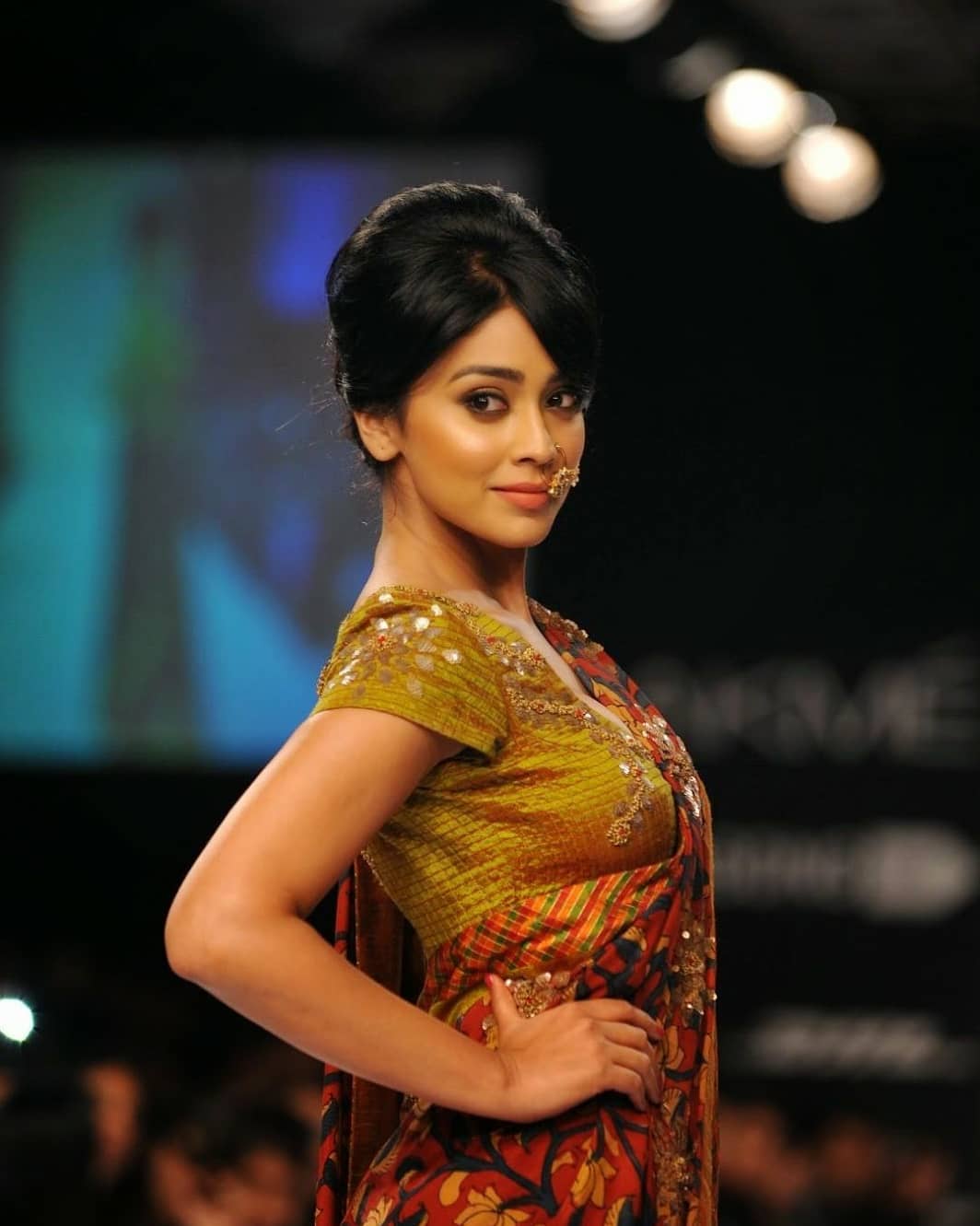 Shriya Saran Looks Super Sexy On The Ramp Wearing A Revealing Saree