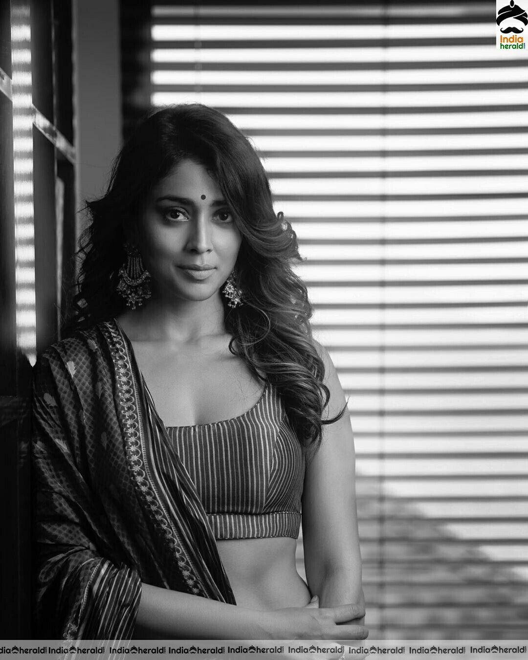 Shriya Saran Shows Her Sexy Waist In Blue Dress