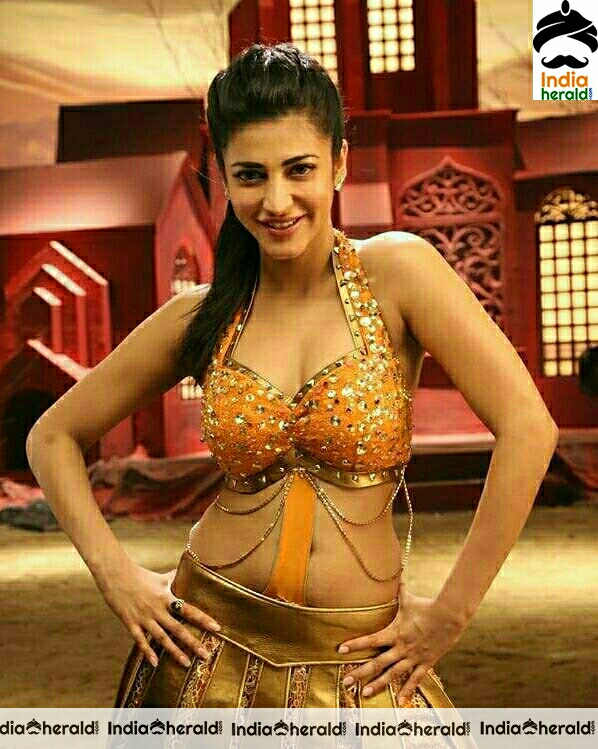 Shruti flaunting her tempting belly and navel in black attire