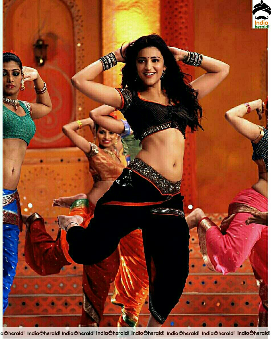 Shruti flaunting her tempting belly and navel in black attire