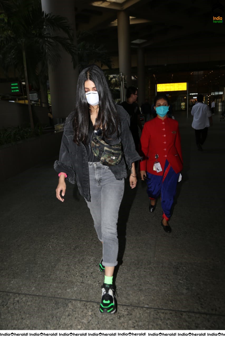 Shruti Haasan caught redhanded by Paparazzi at Mumbai Airport with Masks due to Corona Virus