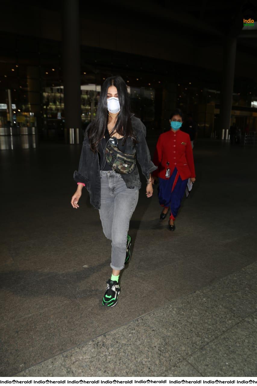 Shruti Haasan caught redhanded by Paparazzi at Mumbai Airport with Masks due to Corona Virus