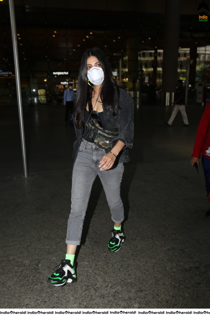 Shruti Haasan caught redhanded by Paparazzi at Mumbai Airport with Masks due to Corona Virus