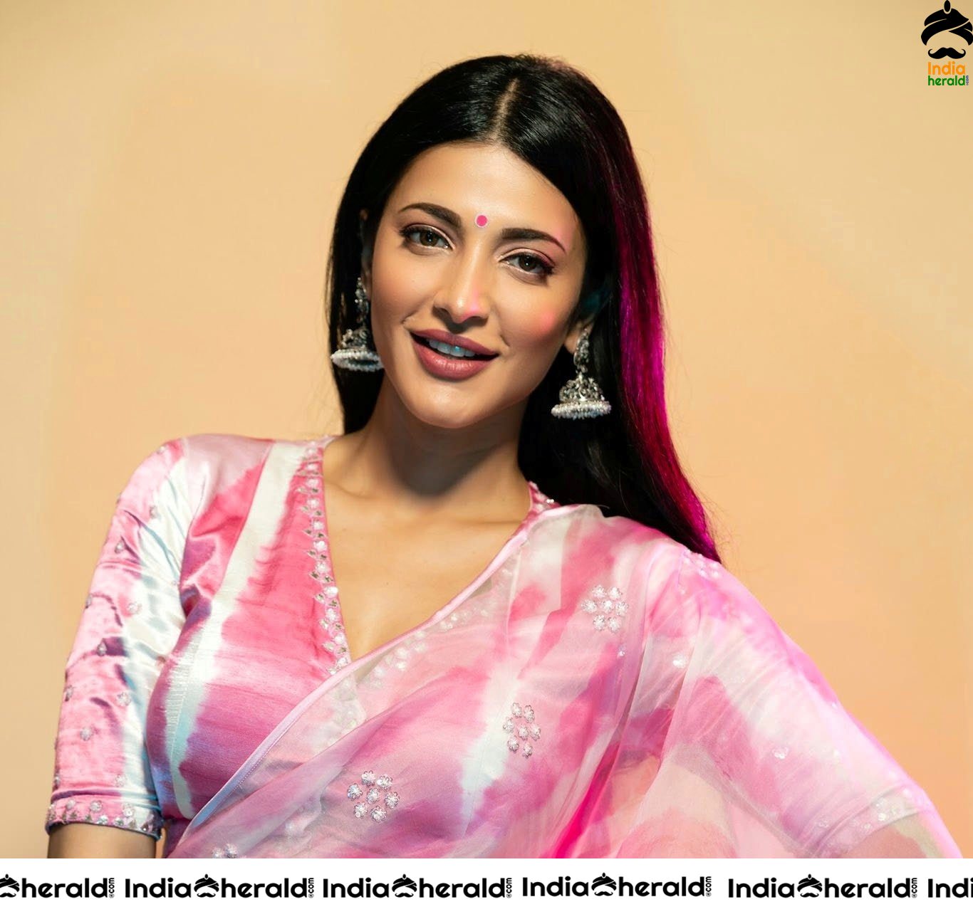 Shruti Haasan Draped in Pink Saree